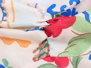 Detail des geblümten Stoffes mit Knotendesign aus dem Urlaubs-Bekleidungsset.