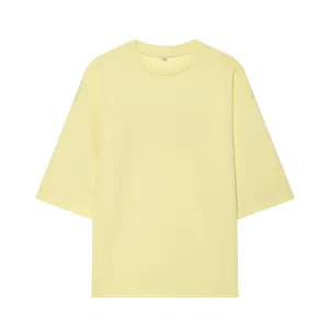Primo piano di una t-shirt in cotone giallo chiaro a maniche corte oversize con girocollo.