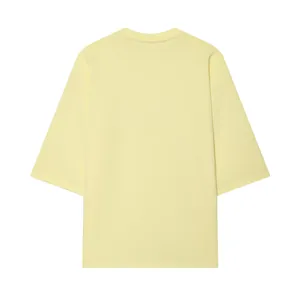 Vista posteriore di una t-shirt a maniche corte oversize giallo crema in cotone puro