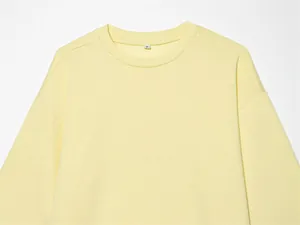 Dettaglio di una felpa girocollo giallo chiaro con cuciture delle spalle scese e taglia S.