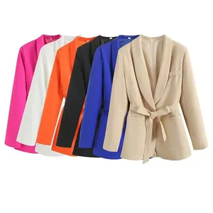 Sélection de blazers colorés pour femmes avec ceinture à la taille dans un studio pro