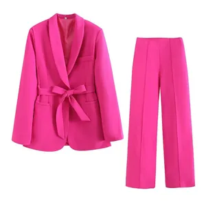 Vue détaillée du blazer fuchsia élégant et de l'ensemble pantalon large assorti