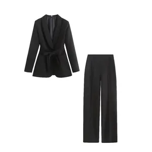 Ensemble tailleur noir chic pour femme avec blazer noué et pantalon large détaillé