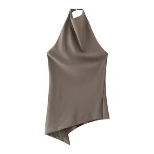 Vista dettagliata dell'elegante top all'americana color talpa con orlo asimmetrico
