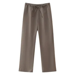 Vista dettagliata dei pantaloni a gamba dritta con coulisse taupe da donna per l'estate.