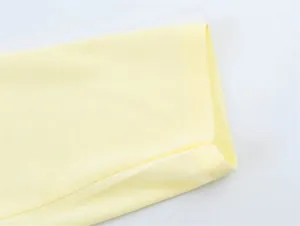 Dettaglio ravvicinato di alta qualità del polsino di una polo a maniche lunghe giallo pallido