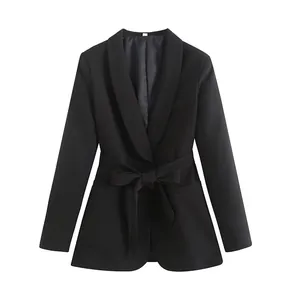Vue détaillée du blazer noir avec un nœud à la taille chic et un col châle élégant