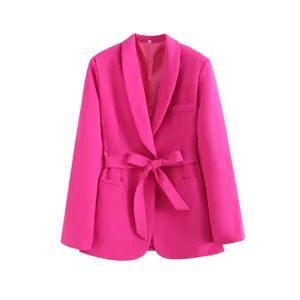 Blazer fuchsia éclatant avec col châle et une ceinture élégante nouée à la taille