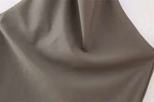 Dettaglio ravvicinato della trama del tessuto per il top da donna con scollo
