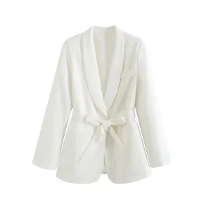 Vue détaillée du blazer chic blanc de style occidental avec col châle et ceinture nouée