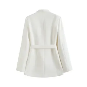 Vue arrière détaillée d'un blazer blanc minimaliste avec ceinture et coupe ajustée élégante