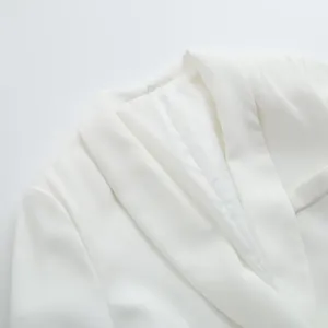 Gros plan élégant du décolleté d'un blazer blanc décontracté montrant le détail du revers