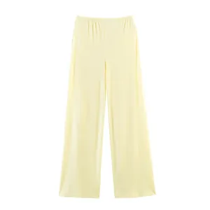 Vista dettagliata dei pantaloni larghi drappeggiati a vita alta giallo pallido da donna