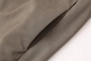 Dettaglio ravvicinato della tasca laterale su pantaloni estivi in tessuto talpa