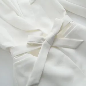 Détail du nœud de ceinture sur un élégant blazer blanc chic
