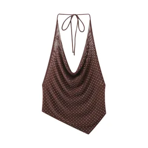Detailansicht eines braunen Halterneck-Oberteils aus Mesh mit Strass und asymmetrischem Saum