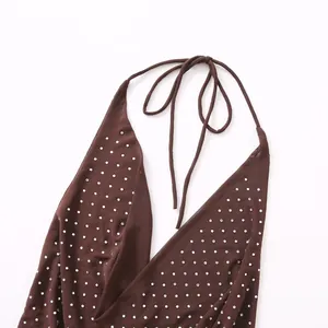 Detailansicht eines braunen Mesh-Halterneck-Tops mit eleganten Strassstein-Verzierungen