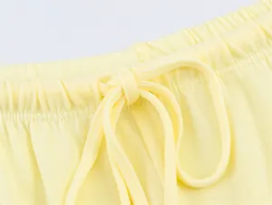 Dettaglio della vita elastica con coulisse regolabile sui pantaloni casual gialli
