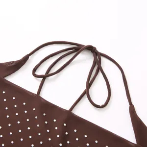 Nahaufnahme eines braunen Mesh-Halter-Tops mit Strasssteinen und verstellbaren Trägern