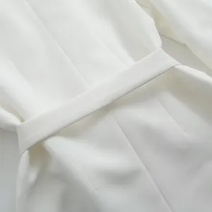 Détail en gros plan d'une ceinture de blazer blanc et texture de tissu de qualité.