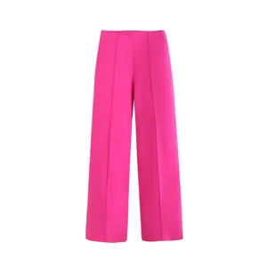 Vue détaillée d'un pantalon large fuchsia vif avec un élégant pli central devant