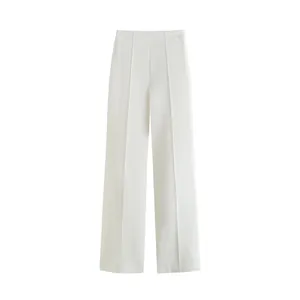 Vue de face d'un élégant pantalon blanc à taille haute et jambes larges avec plis.