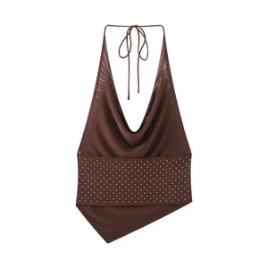 Detailansicht des braunen Netz-Halfter-Tops mit Strass und asymmetrischem Saum.