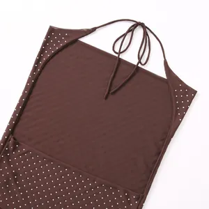 Nahaufnahme eines braunen Netz-Halter-Tops mit funkelnden Strasssteinen und Bindebändern.