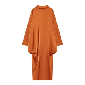 Robe longue élégante en satin orange à manches longues et drapé