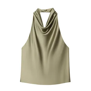 Elegante top halter de satén verde salvia con un diseño de cuello desbocado chic.
