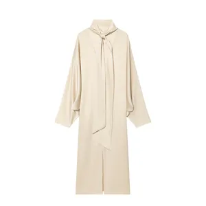 Robe midi élégante en satin crème à manches longues avec détail de col noué raffiné.