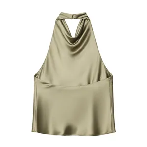 Vista frontal de un elegante top halter de satén verde salvia con detalle de drapeado