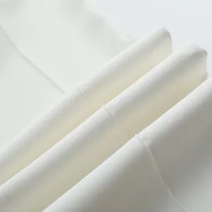 Détail macro du tissu de costume blanc de haute qualité avec une texture lisse et douce