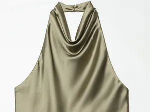 Detalle del top halter de satén verde oliva con elegante cuello drapeado y textura de seda.