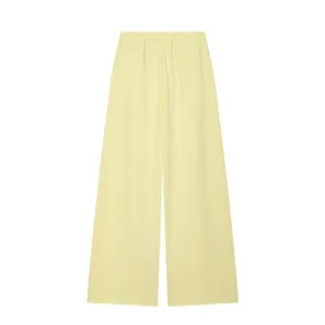 Vista frontale di pantaloni larghi a vita alta giallo chiaro su sfondo bianco puro.