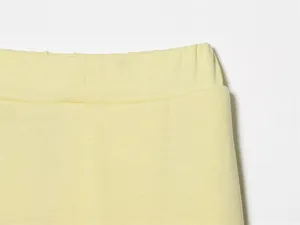 Dettaglio della vita elastica morbida su questi pantaloni in cotone giallo chiaro puro