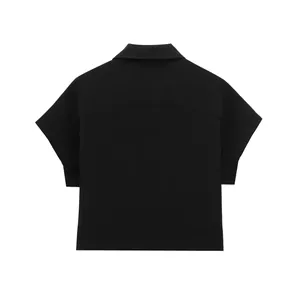 Detailansicht der Rückseite einer schicken schwarzen Kurzarm-Kurzjacke mit klassischem Reverskragen
