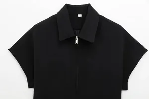 Detailansicht der schwarzen Kurzarmjacke für Damen mit Revers und Reißverschluss