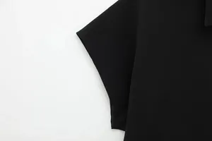 Detailaufnahme des Kurzärmels und der Stoffstruktur einer schwarzen Damenjacke