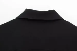 Detaillierte Nahaufnahme eines schwarzen Reverskragens an einer Frühlingsjacke für Damen