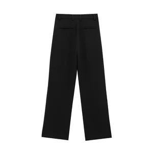 Detailansicht der Rückseite einer klassischen schwarzen Hose mit geradem Beinverlauf