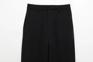 Detailansicht von Taille, Gürtelschlaufen und Seitentasche einer schwarzen Stoffhose