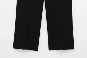 Detailaufnahme des Saums und der Nähte einer schwarzen, gerade geschnittenen Hose