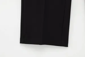 Detailaufnahme des Saums einer schwarzen Hose mit geradem Bein und feiner Naht