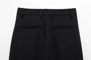 Nahaufnahme des hinteren Bundes und der Paspeltaschen einer schwarzen Damenhose