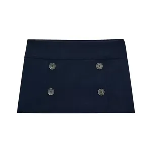 Modischer marineblauer Mini-Skort mit dekorativen doppelreihigen Knopfdetails am Bund.