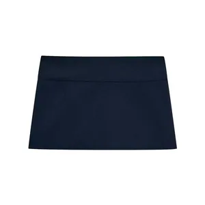 Klassischer dunkelblauer Mini-Skort in einer sauberen, professionellen Flat-Lay-Präsentation