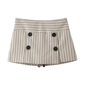Detailansicht eines gestreiften Mini-Skorts mit hoher Taille und schwarzen Zierknöpfen