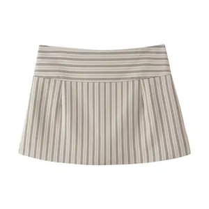 Schicker gestreifter Mini-Skort für Damen mit vertikalem und horizontalem Muster.