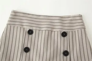 Makrodetail des gestreiften Stoffes und der schwarzen Knöpfe modischer Culottes